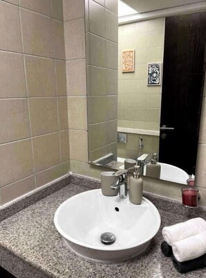 Haartrockner, Bidet, Handtücher, Seife