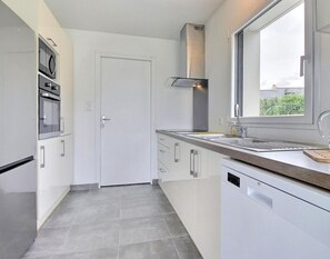 Refrigerador, microondas, horno, placa de cocina