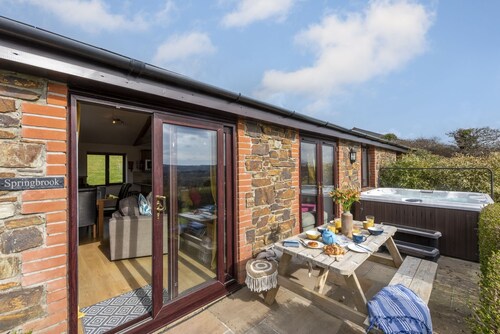 *3 Bed Bungalow*Near Portreath Beach*Hot Tub*Free Parking & WiFi*
