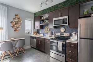 Fridge, microwave, oven, stovetop - Luxe Studio with Private Deck in Nashville (Nashville)