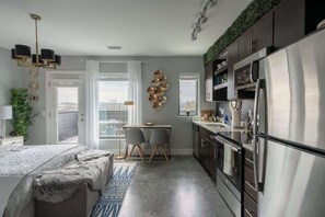 Réfrigérateur, micro-ondes, four, plaque de cuisson