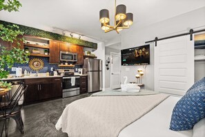 1 bedroom, iron/ironing board, WiFi, bed sheets - Luxe Studio with Private Deck in Nashville (Nashville)