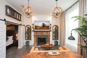 Televisión, chimenea y oficina 