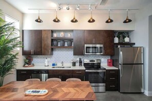 Fridge, microwave, stovetop, dishwasher