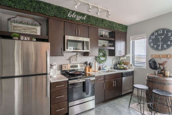 ثلاجة، ميكروويف، فرن، موقد طهي مسطح