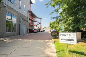 المنطقة المحيطة بالمنشأة