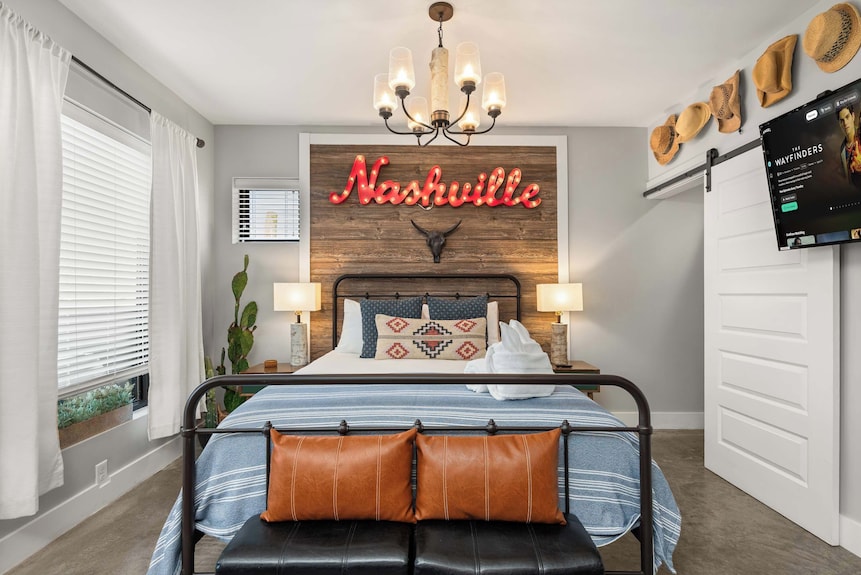 Rustic Luxe Apt | Private Deck & Free Parking - Vanderbilt University, Nashville