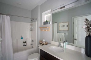 Douche, sèche-cheveux, serviettes fournies