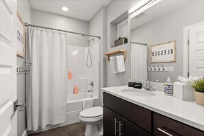 Regadera, secadora de cabello, toallas 