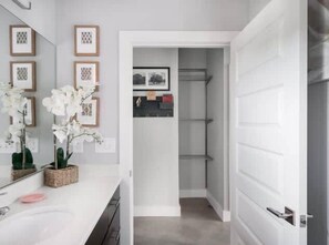 Shower, hair dryer, towels - Bohemian One Bedroom in Nashville (Nashville)