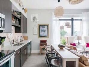 Fridge, microwave, oven, stovetop - Bohemian One Bedroom in Nashville (Nashville)