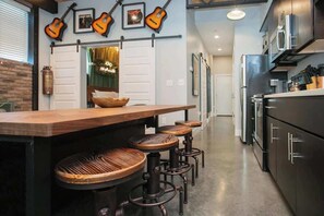 Fridge, microwave, oven, stovetop - Stylish Industrial Apartment in Nashville (Nashville)