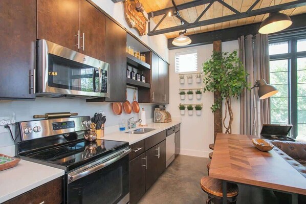 Kylskåp, mikrovågsugn, ugn och spishäll