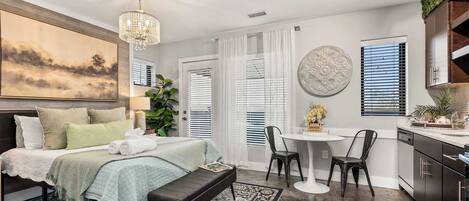 1 dormitorio, tabla de planchar con plancha, wifi y ropa de cama