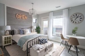 1 bedroom, iron/ironing board, WiFi, bed sheets - Modern Studio with Private Deck in Nashville (Nashville)