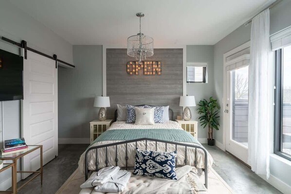 1 bedroom, iron/ironing board, WiFi, bed sheets - Modern Studio with Private Deck in Nashville (Nashville)