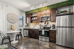 Fridge, microwave, oven, stovetop - Modern Studio with Private Deck in Nashville (Nashville)