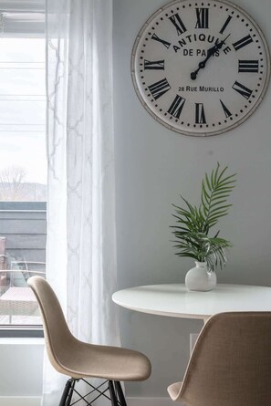 Interior - Modern Studio with Private Deck in Nashville (Nashville)