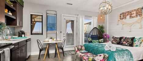 1 slaapkamer, een strijkplank/strijkijzer, wifi, beddengoed