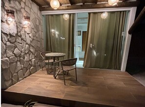 Doppel- oder Zweibettzimmer, 1 Queen-Bett, Gartenblick | Terrasse/Patio