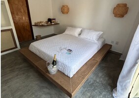 Cofres nos quartos, escrivaninha, espaço de trabalho para notebook