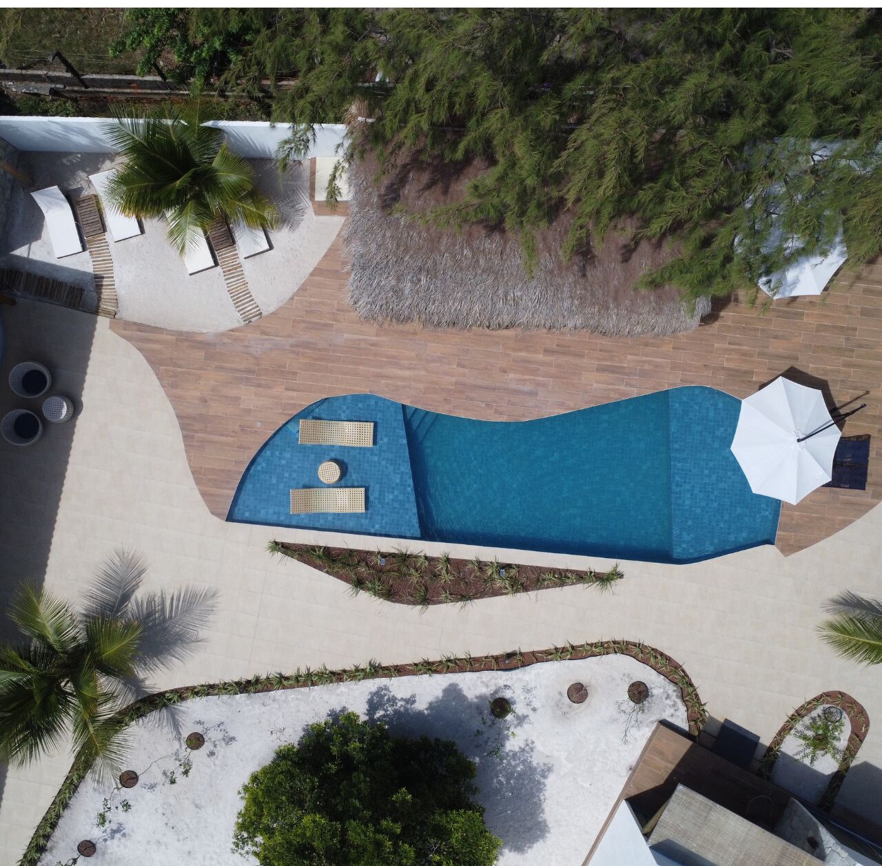 室外泳池；免費小屋、泳池傘