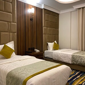 Caja fuerte, tabla de planchar con plancha, wifi gratis