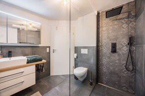 Shower, towels - AlpenNest Apartment (Innsbruck)