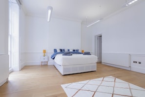1 quarto, ferros/tábuas de passar roupa, berço de viagem