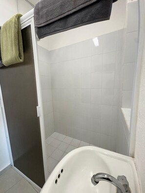 Serviettes fournies, savon, papier toilette