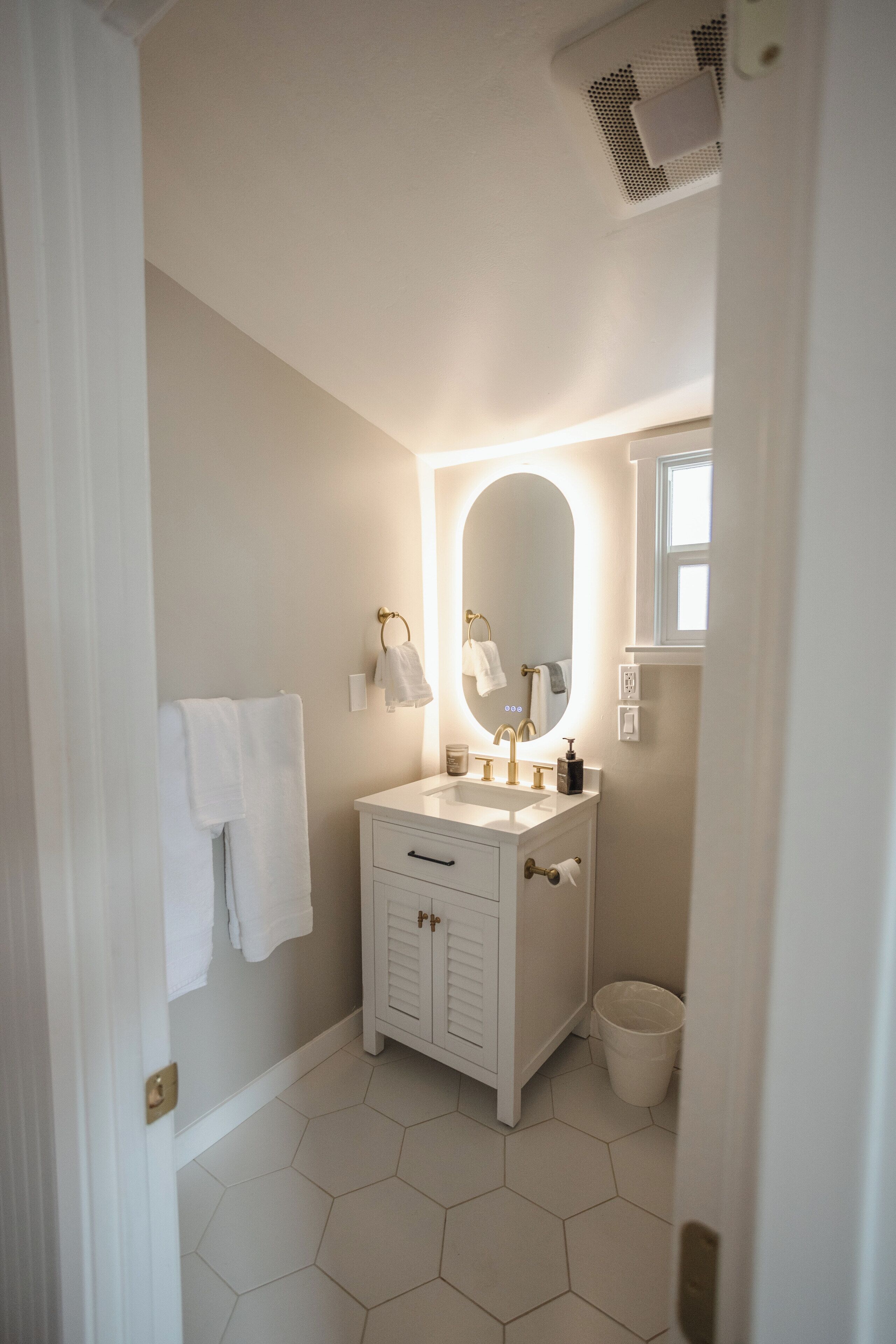 吹风机、毛巾、肥皂、卫生纸