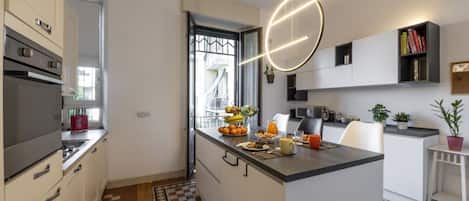 Fridge, oven, stovetop, dishwasher
