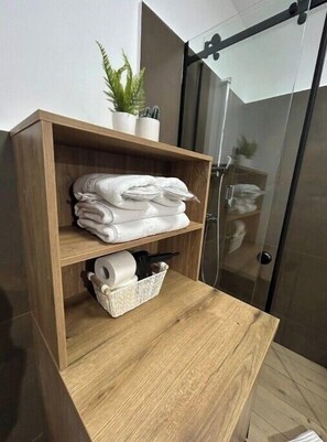 Douche, sèche-cheveux, serviettes fournies, savon