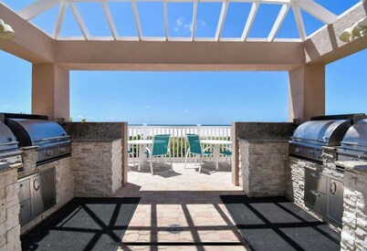 2-bedroom condo in charming Clearwater with AC, fitness room, WiFi