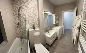 Articles de toilette (gratuits), séchoir à cheveux, peignoirs