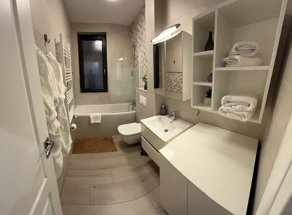Amenidades de baño gratuitas, secadora de cabello, batas, pantuflas 