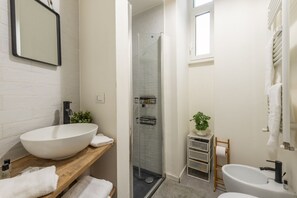 Dusche, Haartrockner, Bidet, Handtücher
