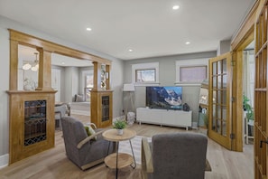 Living area - Charming River Front Cottage Retreat (Tonawanda)