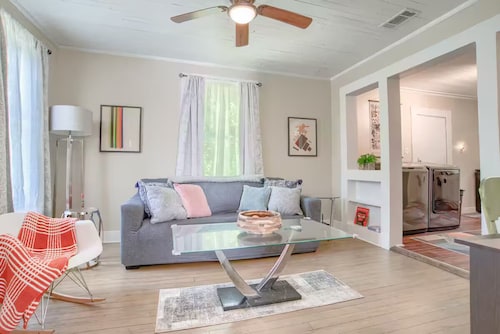 Robinson Bayou's Blue Door Cottage