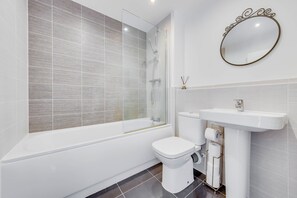Douche, serviettes fournies, savon, papier toilette