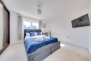 4 bedrooms, iron/ironing board, WiFi, bed sheets - Entire 4 Bedroom Guest House In Reading (Coley Park)
