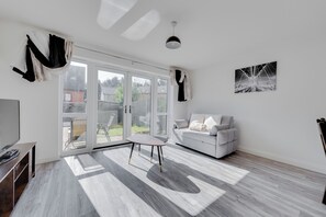 Living area - Entire 4 Bedroom Guest House In Reading (Coley Park)