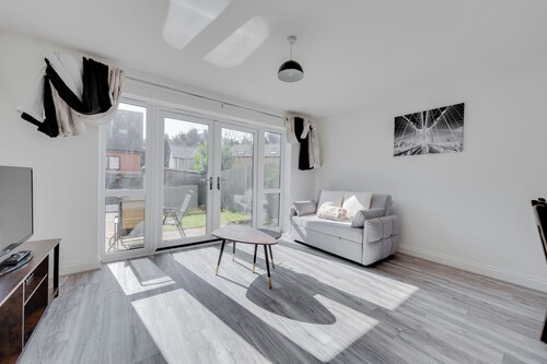 Entire 4 Bedroom Guest House In Reading