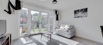 Entire 4 Bedroom Guest House In Reading