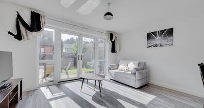 Entire 4 Bedroom Guest House In Reading