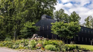 Un edificio rustico in stile fienile con un cartello che riporta la scritta "Hard Truth Ranchhouse".
