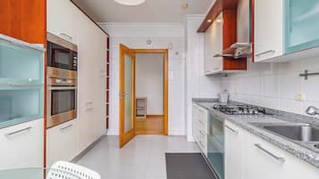 Full-sized fridge, microwave, oven, stovetop