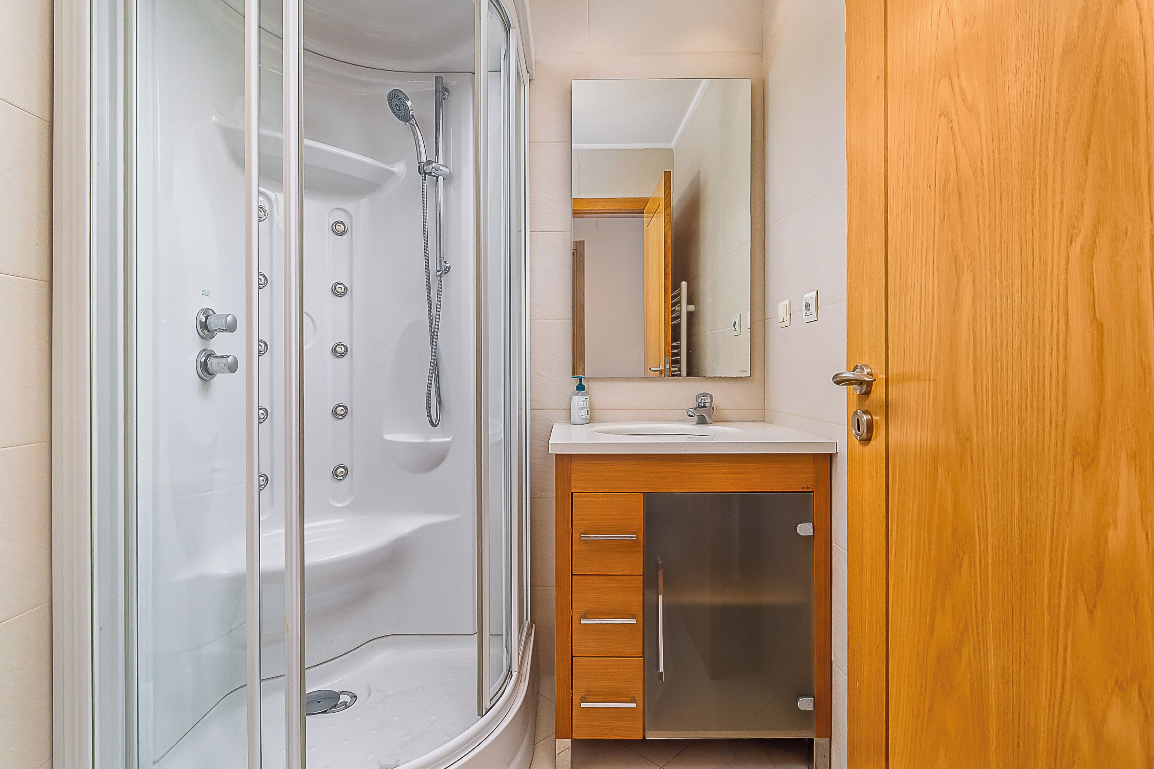 Suite | Bathroom | Shower, towels, toilet paper