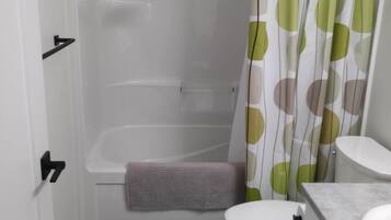Séchoir à cheveux, serviettes fournies, savon, shampooing