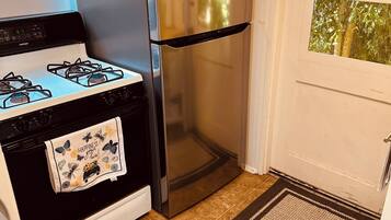 Een koelkast, een magnetron, een oven, een kookplaat